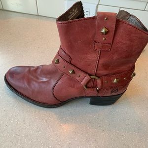 Women’s Born short cowboy style boots
